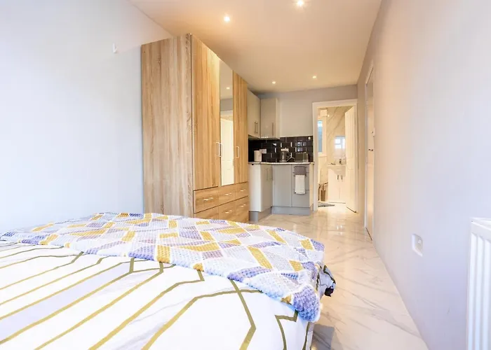 Amazing 3 Bedroom, 2 Bathroom, Ground Floor Flat With Garden, Near Train Station And Bus Stop